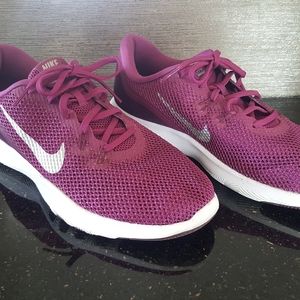 Womens Size 10 Nike shoes Flex TR 7
